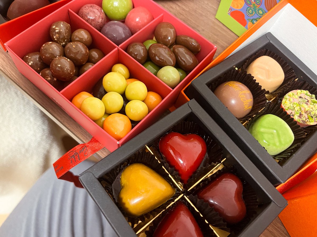 そむとバレンタインした🍫💕
いちじくチョコ！！美味すぎチョコボール！！オシャ本命チョコ！！！♥️💛🤎
どれも美味しすぎ〜🥰
今は焼きあごと昆布で出汁とってあじでつみれ作っておでん作っている🍢