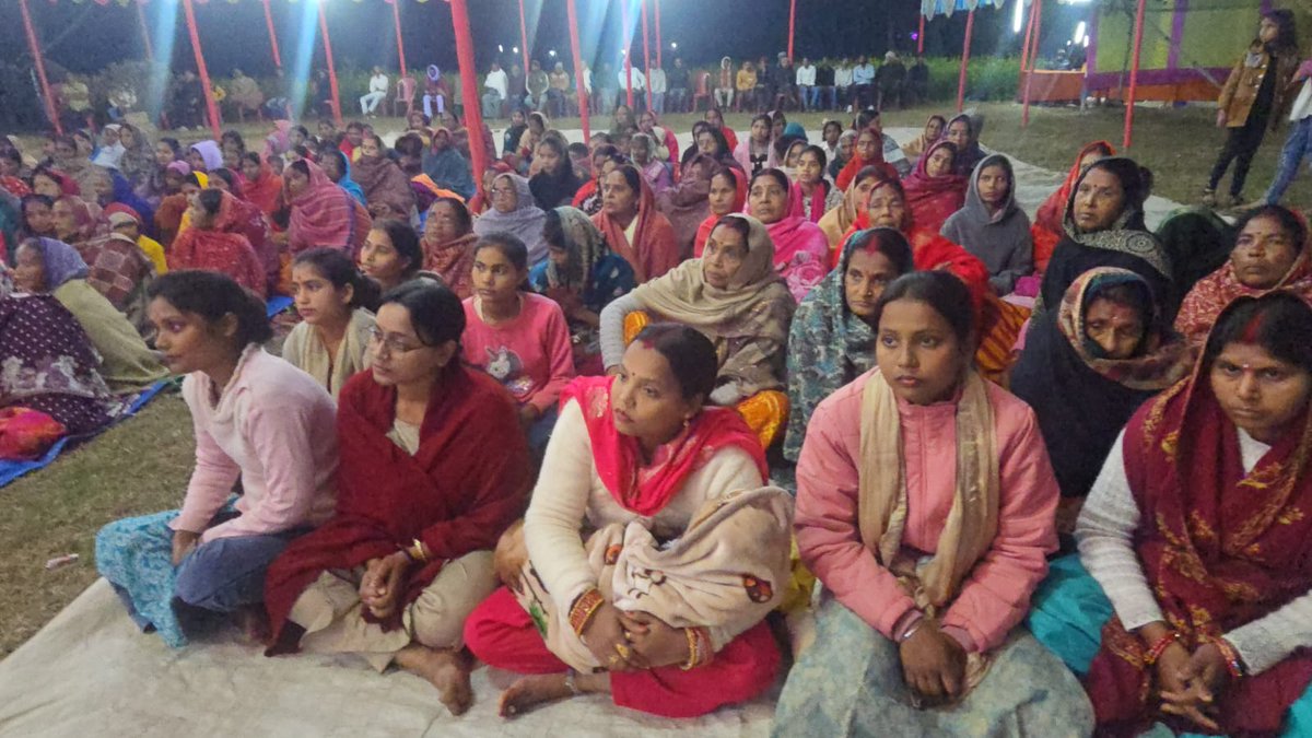 prabhatkhabar's tweet image. भागलपुर: राम कथा और भागवत कथा में उमड़ी भीड़. सुलतानगंज के रामेश्वर महादेव में आयोजन. महाशिवरात्रि पर हो रहा धार्मिक कार्यक्रम. राम जन्म और बाल लीलाओं का वर्णन. भागवत कथा भी सुन रहे श्रद्धालु. भक्ति माहौल में जुट रहे लोग. झांकी बनी आकर्षण का केंद्र. 
#Bhagalpur #RamKatha #Bihar