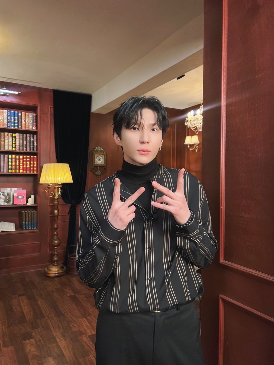 OfficialJTW_LEO's tweet photo. [📸PHOTO]

새로운 개인기 잘 배워 갑니다😎
남은 설 연휴 <개인기 디자인 스쿨> 보면서
모두 웃고 힐링하기🫶🏻
(📌 https://t.co/CoctyPwy1E )

#레오 #LEO
#정택운 #JUNGTAEKWOON
#개인기디자인스쿨 #개디스 https://t.co/H7n9bcrrEZ