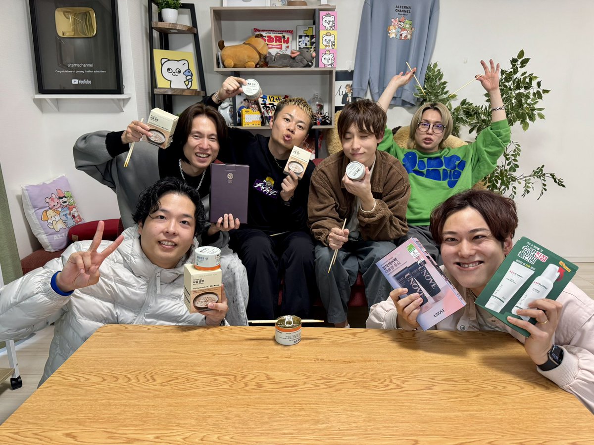 alternachannel's tweet photo. 【撮影オフショット🎩🌹】
みんなが手にしているのは
『こた』からの韓国お土産🇰🇷

こた！！！
いつもありがとう😘

#おるたなーの輪 https://t.co/Qmx1Ur0iHS