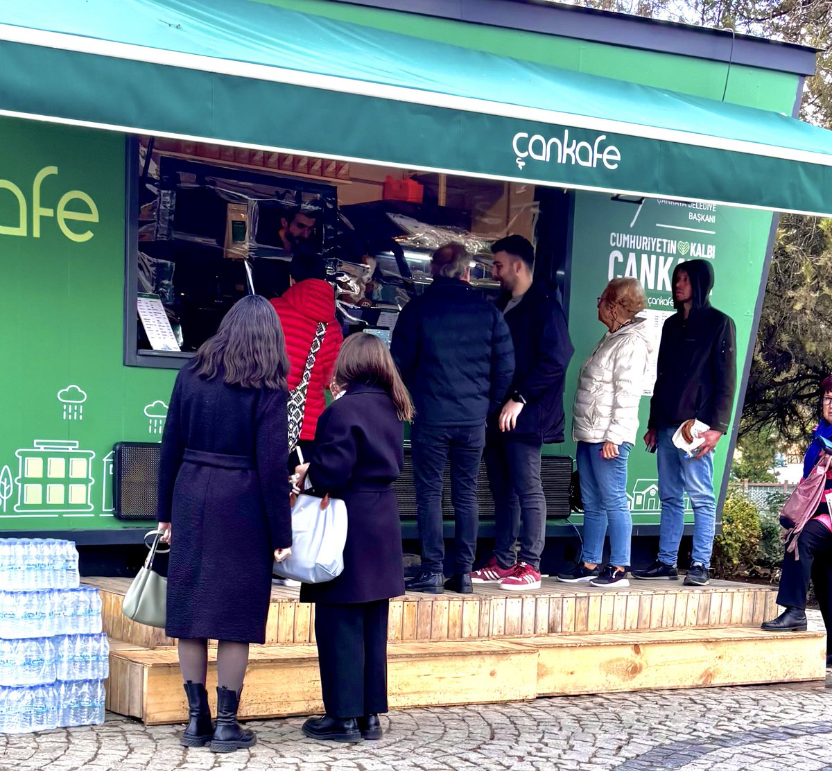 Diyeti yürüyüş ile destekliyim derken Kıtır’ı 🍺pas geçsem de 49un önünden geçip geri döndüm 👦…<a href="/cankayabelediye/">Çankaya Belediyesi</a> kuğulu Çan kafe güzel olmuş,ürünler fiyatlar çok iyi 👏#Tunalı 🚶‍♂️‍➡️👊🔥