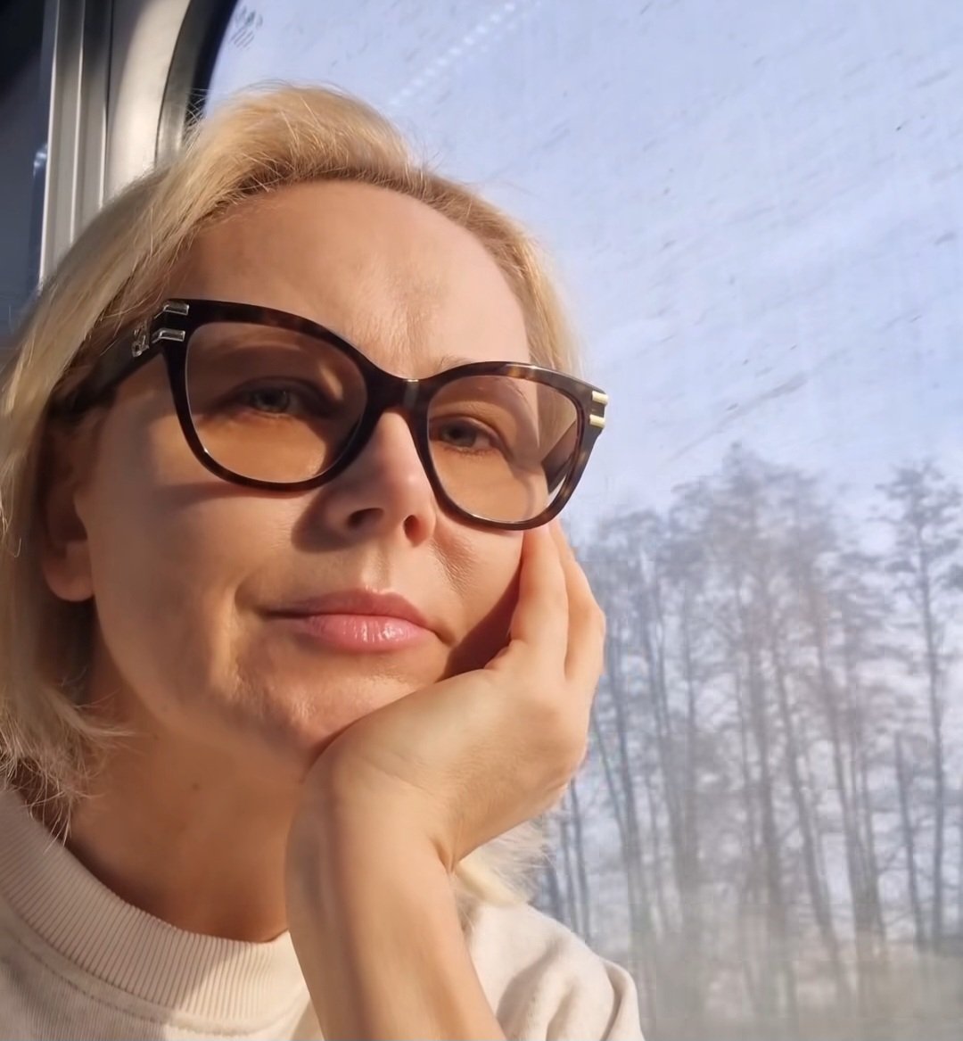 Brawo Pani Aniu 👌.
#AnnaSamusionek

"SZANOWNY PANIE KAROLU NAWROCKI,
pełniący funkcję prezydenta Polski, 
obawiam się, że jest Pan w poważnym błędzie.
Pan nie może latać, "gdzie Pan chce"!!! 
Odkąd Pan i Pana żona żyjecie za pieniądze z podatków wszystkich pracujących Polaków,