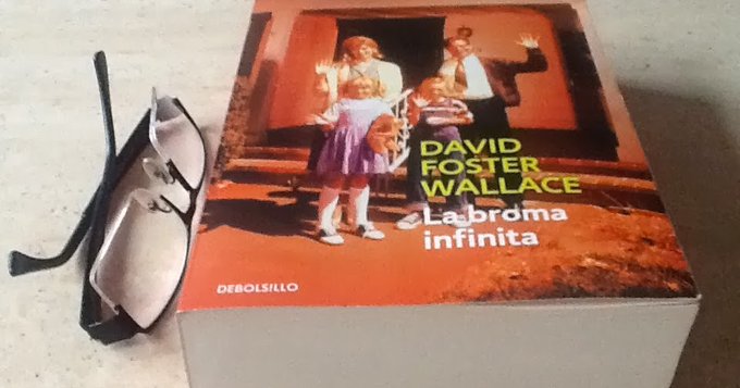 BMCadiz's tweet photo. 📚"La mediocridad depende del contexto", decía David Foster Wallace, que nació #TalDíaComoHoy y nos regaló 'La Broma Infinita', considerada una de las #100mejores novelas #inglesas del siglo XX
¿Aún no la has leído? No todo se justifica por el contexto, no lo olvides https://t.co/ao88uesdtI