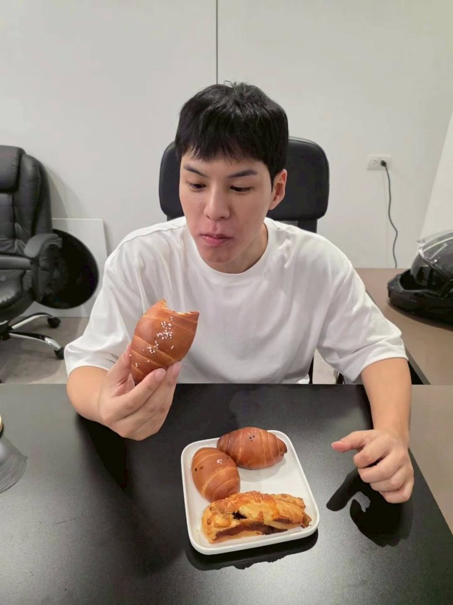 AlwaysJungshine's tweet photo. ดูจากสีหน้า มั่นใจความอร่อยแบบล้าน % 🤭🥰
#Repost @cullen_hateberry
——
เมนูใหม่เป็นเมนูที่คัลแลนชอบที่สุดในBakeUrban
#shiopan #คัลแลน #bakeurban https://t.co/dGKuimmRSp