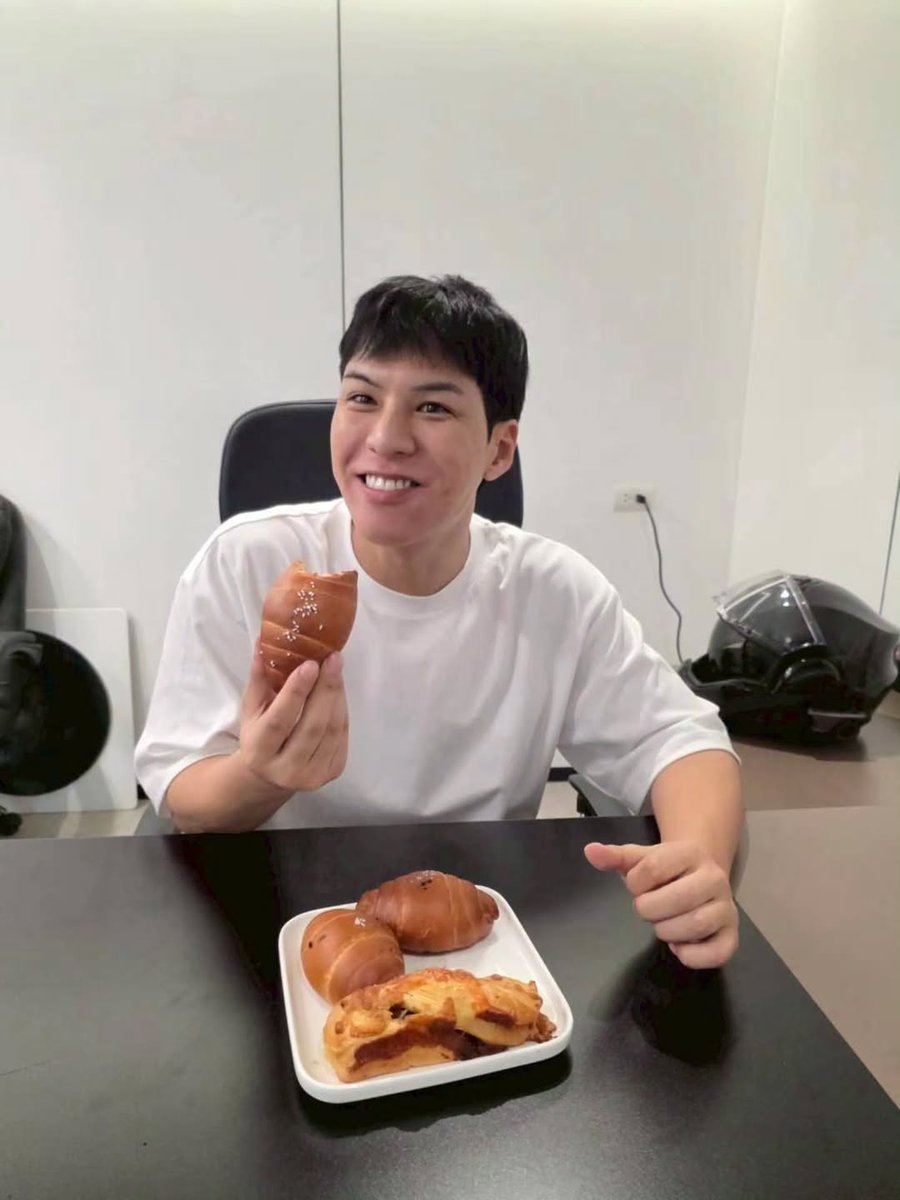 AlwaysJungshine's tweet photo. ดูจากสีหน้า มั่นใจความอร่อยแบบล้าน % 🤭🥰
#Repost @cullen_hateberry
——
เมนูใหม่เป็นเมนูที่คัลแลนชอบที่สุดในBakeUrban
#shiopan #คัลแลน #bakeurban https://t.co/dGKuimmRSp
