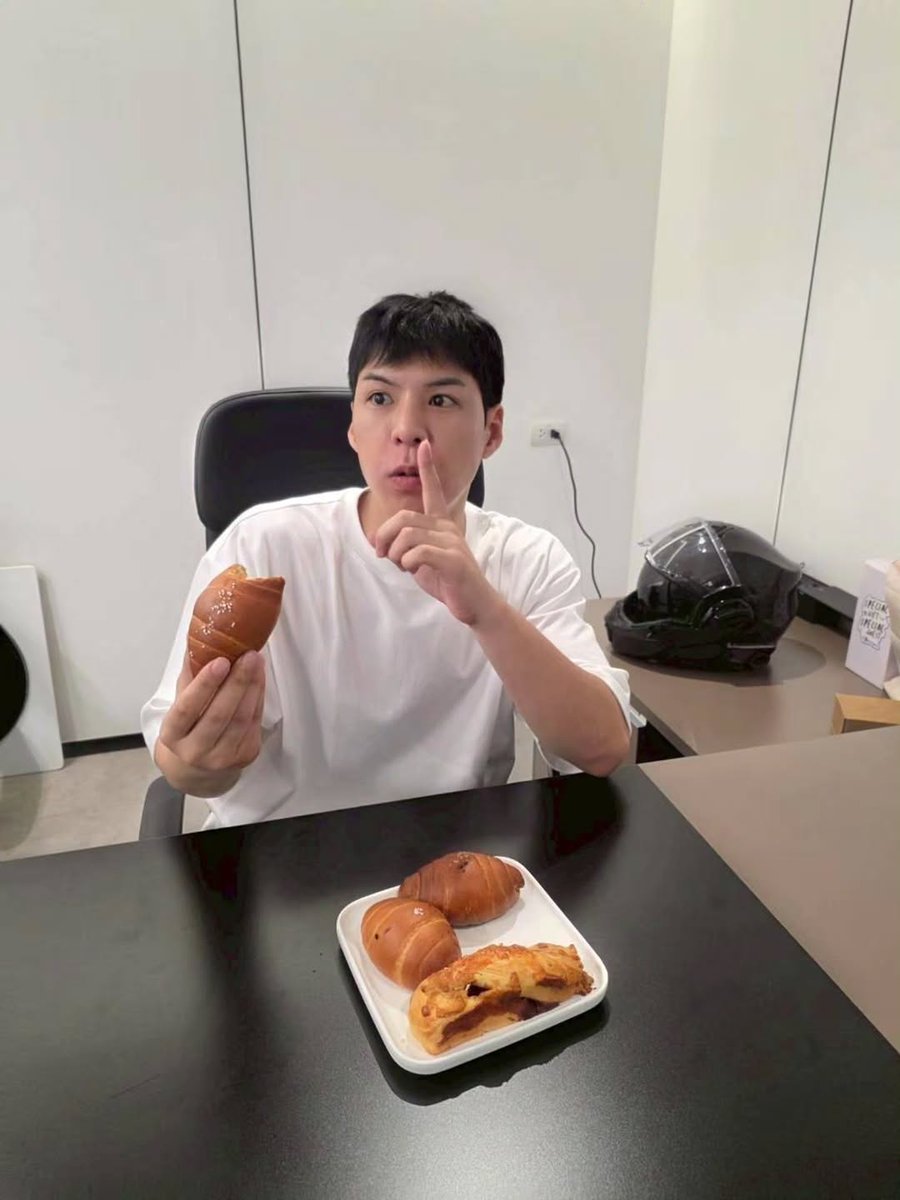 AlwaysJungshine's tweet photo. ดูจากสีหน้า มั่นใจความอร่อยแบบล้าน % 🤭🥰
#Repost @cullen_hateberry
——
เมนูใหม่เป็นเมนูที่คัลแลนชอบที่สุดในBakeUrban
#shiopan #คัลแลน #bakeurban https://t.co/dGKuimmRSp