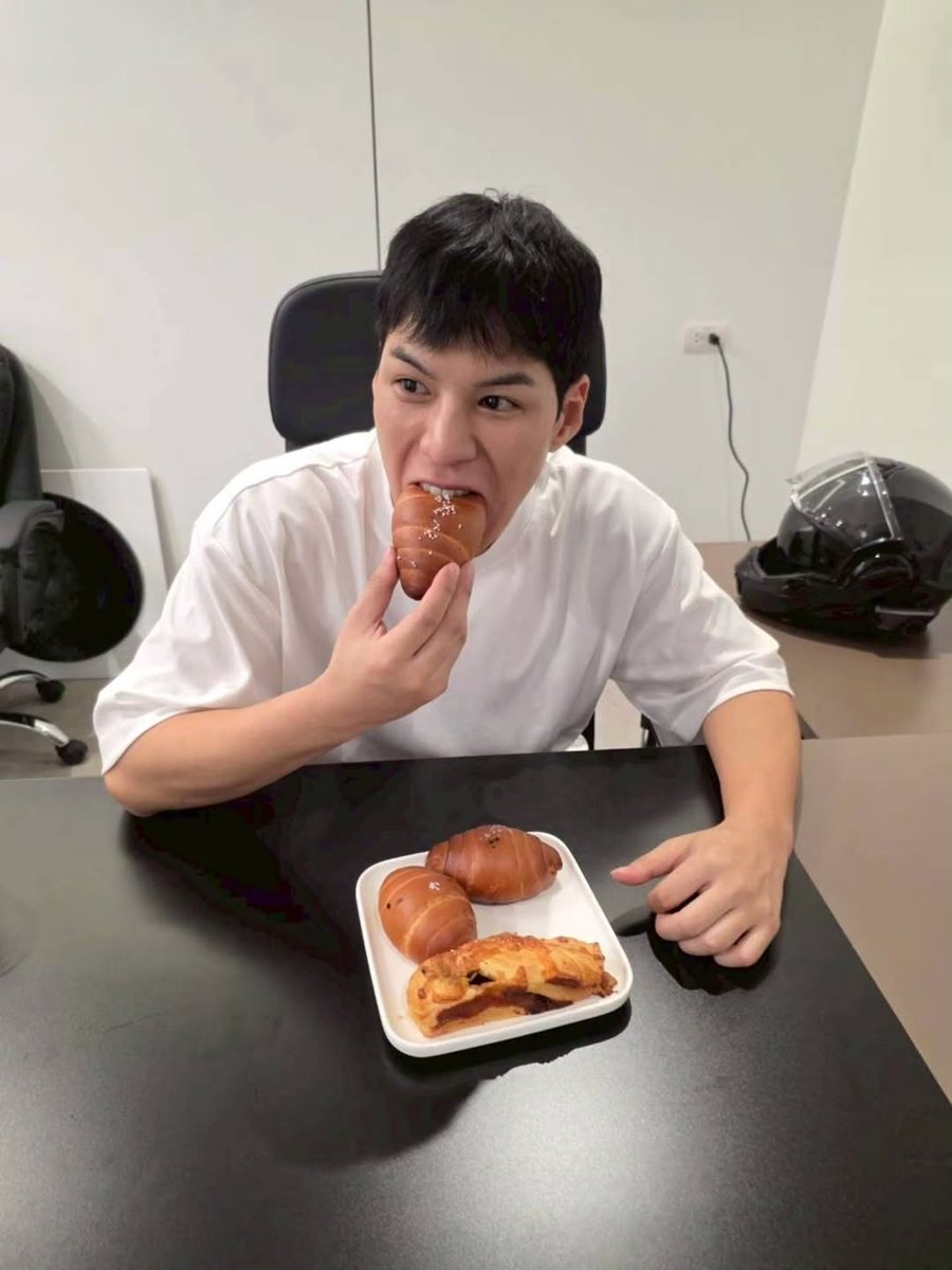AlwaysJungshine's tweet photo. ดูจากสีหน้า มั่นใจความอร่อยแบบล้าน % 🤭🥰
#Repost @cullen_hateberry
——
เมนูใหม่เป็นเมนูที่คัลแลนชอบที่สุดในBakeUrban
#shiopan #คัลแลน #bakeurban https://t.co/dGKuimmRSp