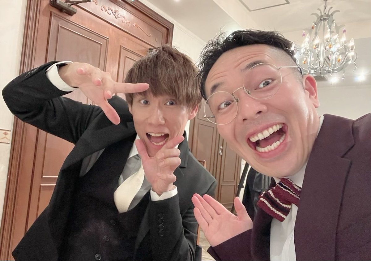 sweetking0301's tweet photo. 先日、
友人の結婚式にいってきました〜💒

幸せあふれるとっても良い式💐

この歳になると
お父さん側の気持ちになり涙を堪えるのに必死でした🥹

写真はディズニー芸人の上田くんと〜📸✨
笑顔満開やな笑

 #結婚式 https://t.co/Nuz0Cpjyec