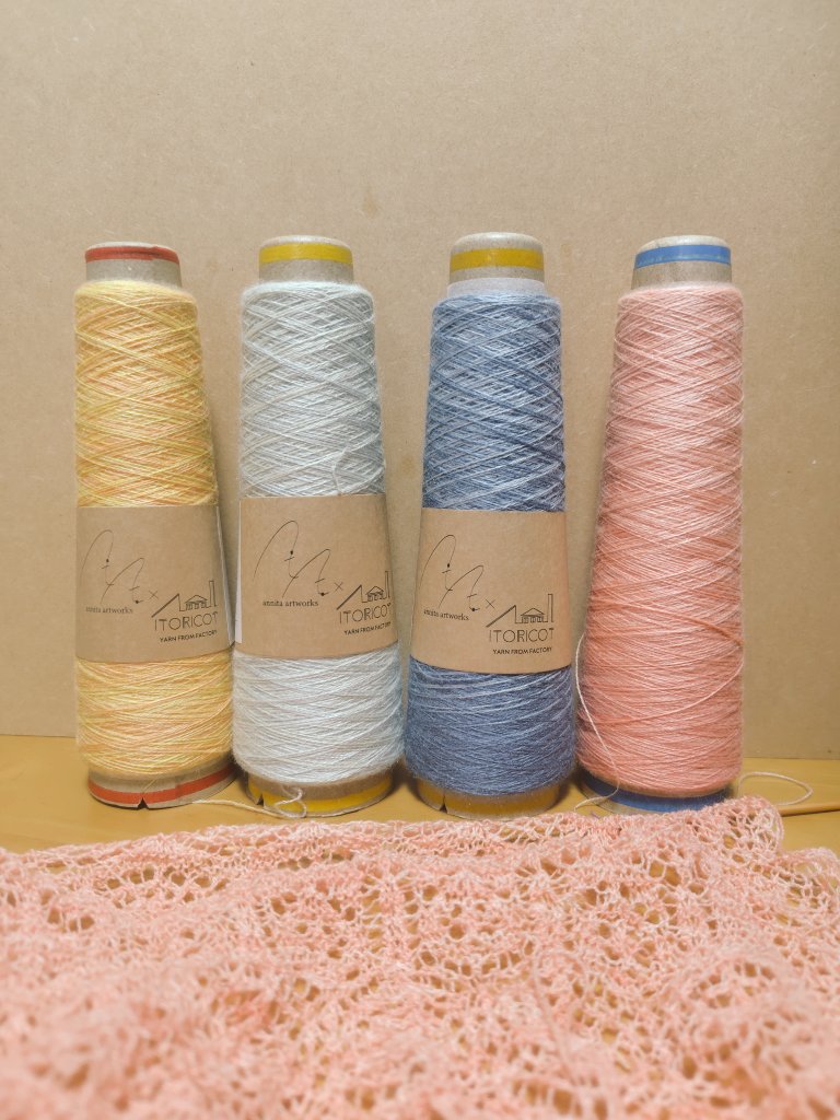 ITORICOT(<a href="/itoricot_knit/">ITORICOT knitting</a>)さんのシルクウールが届きました〜！
お店で見てピンクに一目惚れしてショール編み始めたところ、光沢と繊細さがとても好きだったので他の色もお迎えしました☺️
春らしいドールニットも編みたい〜🧶