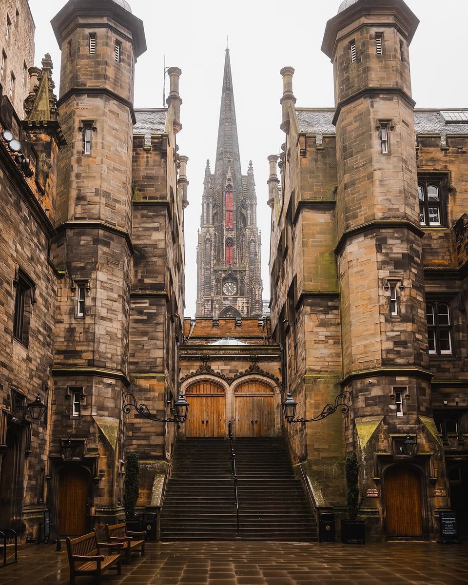 earthcurated's tweet image. Dark alleys, black stone, and castles right in the middle of the city.  
Edinburgh doesn't feel real — it feels like a chapter from a fantasy book.