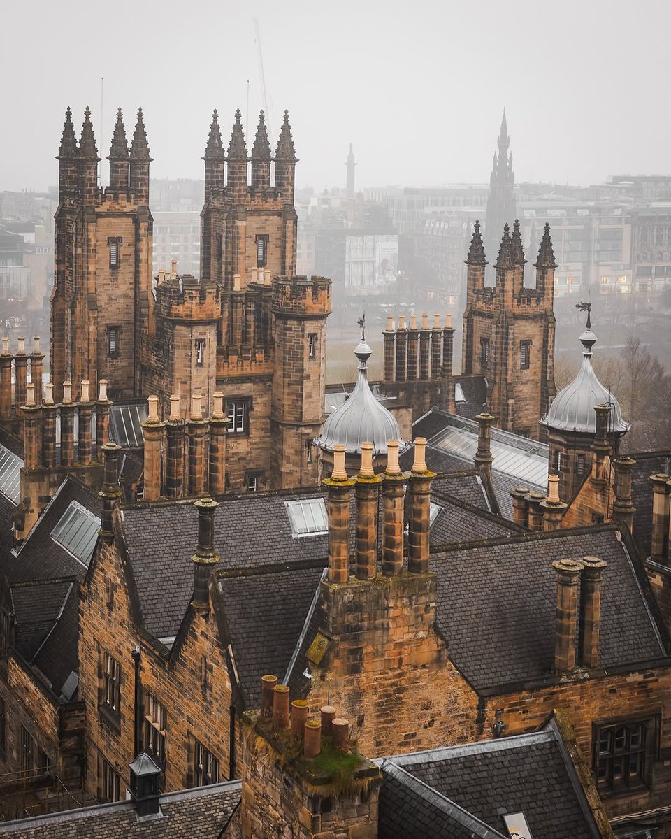 earthcurated's tweet image. Dark alleys, black stone, and castles right in the middle of the city.  
Edinburgh doesn't feel real — it feels like a chapter from a fantasy book.