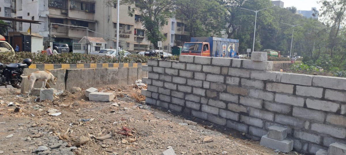 RajeshShetye6's tweet photo. @CMOMaharashtra @advanilparab @mybmcwardKW @mybmc @mybmcInfra 
This picture along with DP plan shows illegal retaining wall construction by sahara group which is coming between 36.6 mtr wide road. When we ask they said they have permission? 
Is correct? https://t.co/oeTtob0iaS