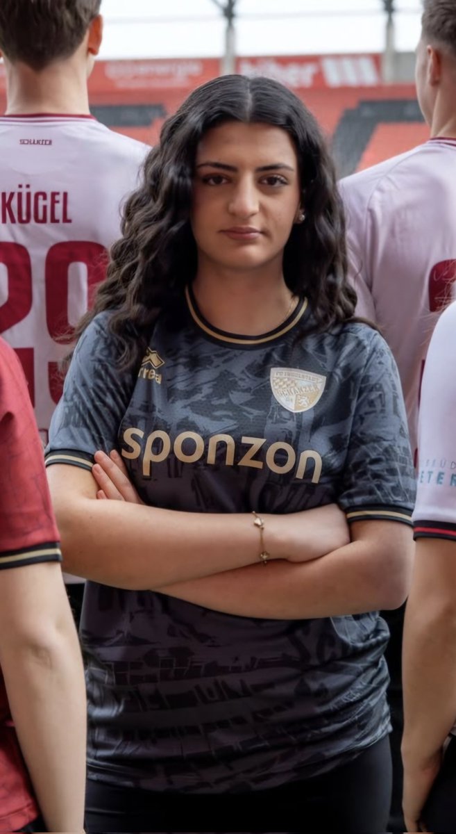 Das ist so ein krasses Trikot von unseren Frauen, aber man kann es leider nicht kaufen. Das fuckt mich bisschen ab