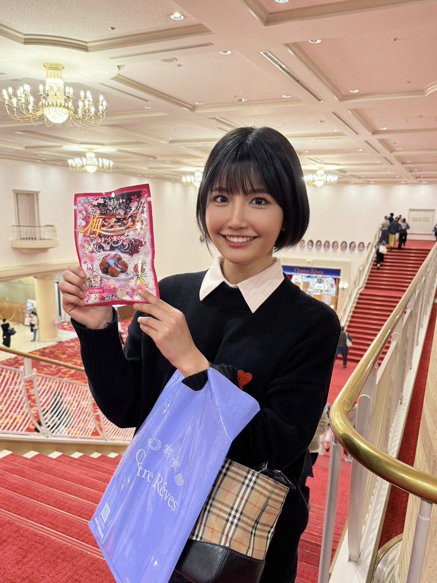 ←普通
推しのブロマイドを持った時→

ニヤニヤしすぎて気まずい https://t.co/89p2dpoKm4