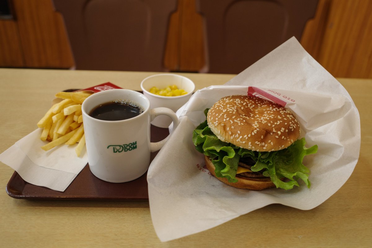 高齢のご夫婦がやられている高槻市のドムドムハンバーガー。ここはいつ来ても年齢層高めの客層で店内は懐かしい雰囲気。ホットがマグカップなのも嬉しいし二階で洗濯物干してるのもポイントが高い。隣にいたお姉さん方は入れ歯の話に花が咲いておりコーヒー吹き出しそうになるくらい面白かった