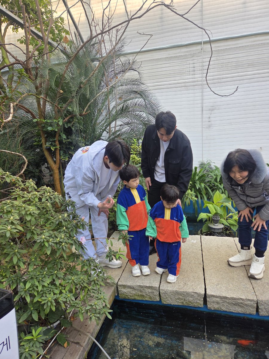 여러분 모두 새해 복 많이 받으세요~!!
명절 음식 다들 맛있게 드셨나요?
전 명절음식먹고 소화 시킬겸 바오밥식물원베이커리 갔다가
도쿄 올림픽 금메달 리스트 김준호 선수와 사진찍는 호사를 누리고 왔습니다 ㅎㅎ
슈돌에서 본것처럼 자상하고 말투도 따뜻하시더라구요 ㅋㅋ
아이들 데리고 잉어