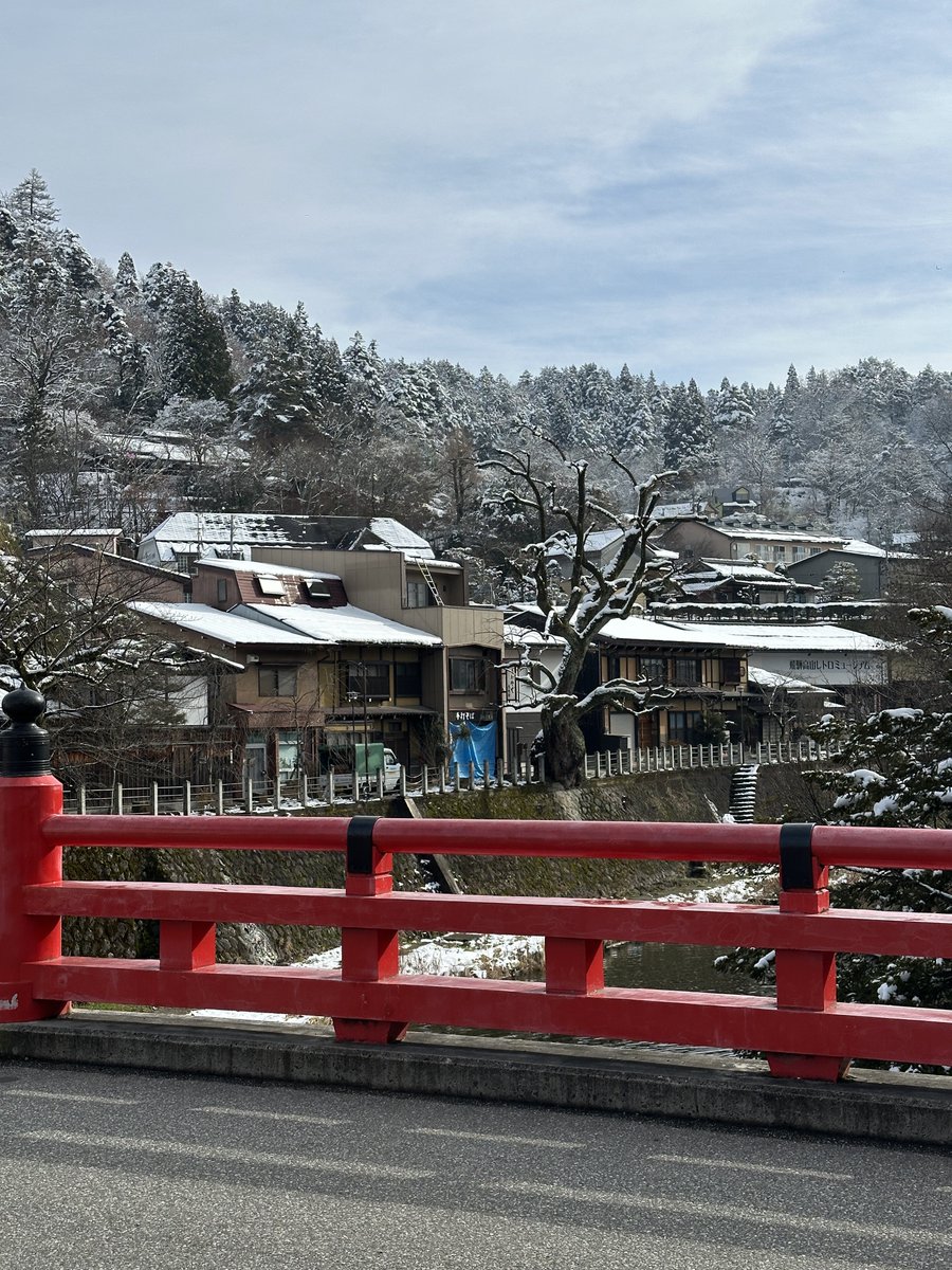ทาคายามะในฤดูหนาวเงียบสงบ อากาศหนาวกำลังดี บ้านไม้โบราณเรียงรายตามถนน