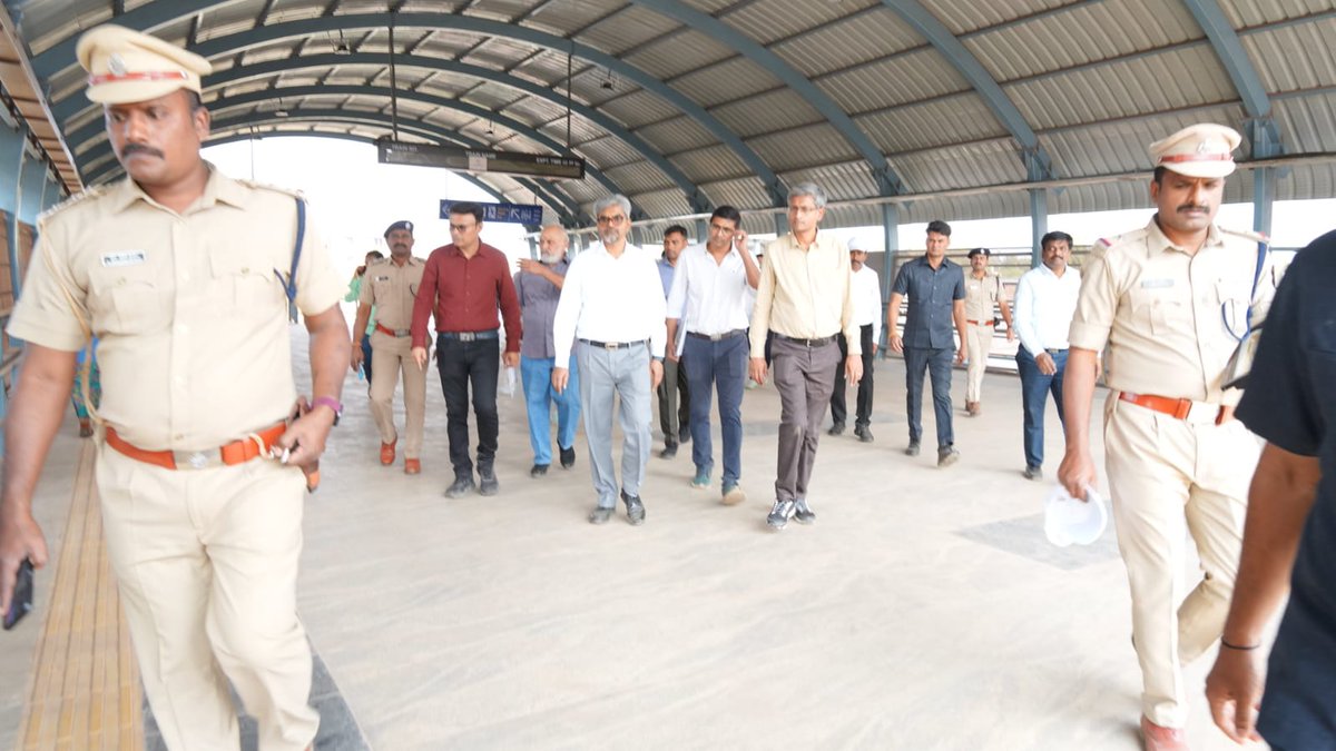 SCRailwayIndia's tweet photo. Shri Sanjay Kumar Srivastava, GM/SCR accompanied by @drmsecunderabad and other officials, inspected #Bidar #AmritStation of Secunderabad Division. He reviewed the ongoing station redevelopment works, passenger amenities and visited the #OneStationOneProduct Stall.
@RailMinIndia  
#safetyfirst #inspection #bidar #redevelopment