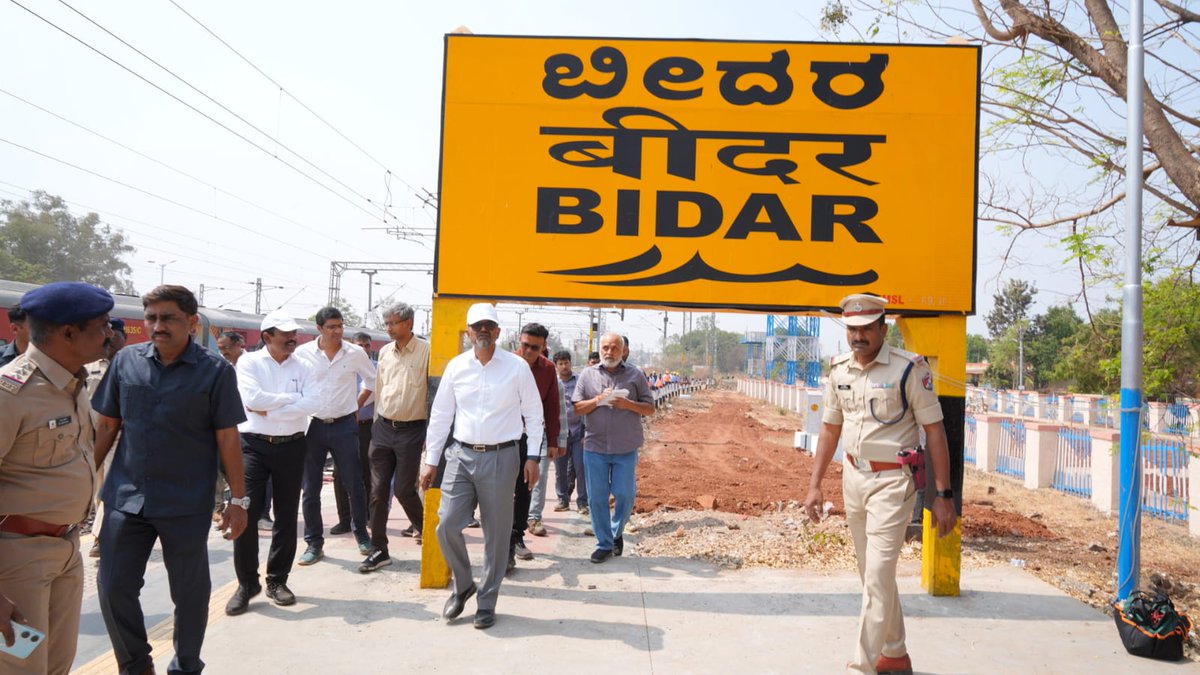 SCRailwayIndia's tweet photo. Shri Sanjay Kumar Srivastava, GM/SCR accompanied by @drmsecunderabad and other officials, inspected #Bidar #AmritStation of Secunderabad Division. He reviewed the ongoing station redevelopment works, passenger amenities and visited the #OneStationOneProduct Stall.
@RailMinIndia  
#safetyfirst #inspection #bidar #redevelopment