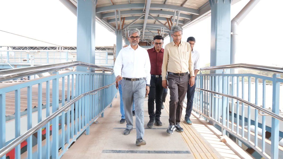 SCRailwayIndia's tweet photo. Shri Sanjay Kumar Srivastava, GM/SCR accompanied by @drmsecunderabad and other officials, inspected #Bidar #AmritStation of Secunderabad Division. He reviewed the ongoing station redevelopment works, passenger amenities and visited the #OneStationOneProduct Stall.
@RailMinIndia  
#safetyfirst #inspection #bidar #redevelopment