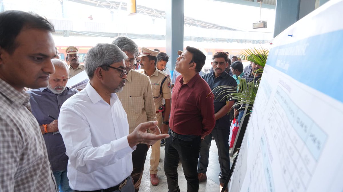 SCRailwayIndia's tweet photo. Shri Sanjay Kumar Srivastava, GM/SCR accompanied by @drmsecunderabad and other officials, inspected #Bidar #AmritStation of Secunderabad Division. He reviewed the ongoing station redevelopment works, passenger amenities and visited the #OneStationOneProduct Stall.
@RailMinIndia  
#safetyfirst #inspection #bidar #redevelopment