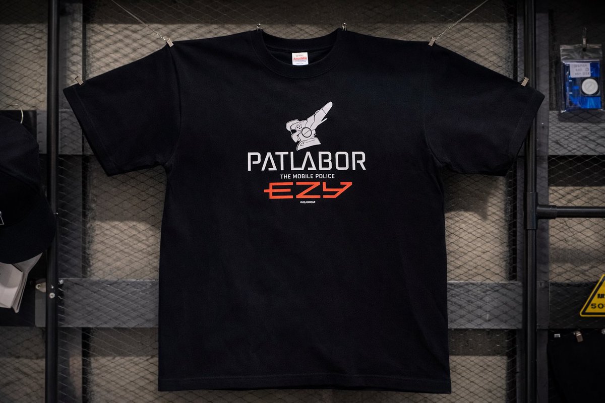 MOVeLOT's tweet photo. ◤◢ グッズ入荷‼️ ◤◢

PATLABOR EZY  Tシャツ
パトラボに入荷しました🛍️
サイズ：M、L、XL

これを着てイングラムに搭乗しちゃいましょう‼️
ご来場お待ちしております🙌

#パトラボ　#MOVeLOT #PATLABOR https://t.co/hcitcURL0d