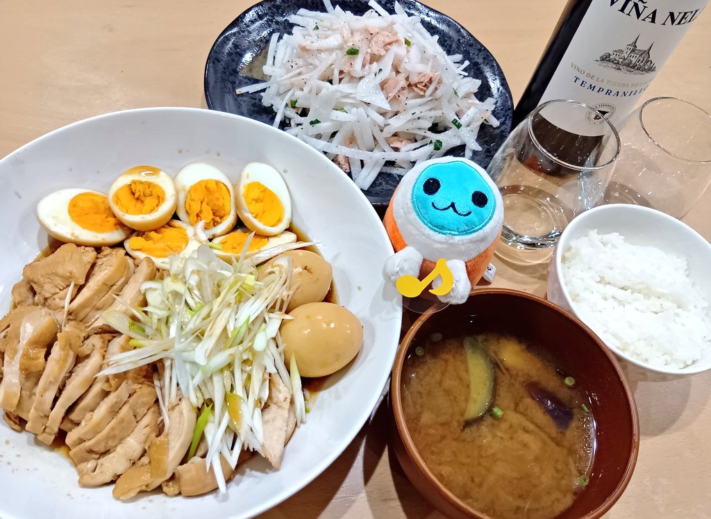 皆様、火曜日お疲れ様でした🤗

今日は午後からもお家でお仕事。
なんか、足痛いなぁ…っておもったら、一人飲みの時いつもより歩いたから？すねが痛いです😭

それはさておき今日は…

ほったらかし鶏チャーシュー
大根ツナサラダ
ナスと玉ねぎのみそ汁
ごはん、酒🍷

それでは🍻
#おうちごはん