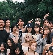 อยากร้องไห้จัง ตอนปี 2024 ไอ 4 คนนี้มาประเทศไทยในฐานะคนของ more vision เพราะเจปาร์คมาเล่นงาน rolling loud เลยยกทั้งค่ายมาเที่ยวประเทศไทย ส่วนปีนี้ 4 คนนี้มาประเทศไทยในนามของ LNGSHOT แล้วอะ 😭