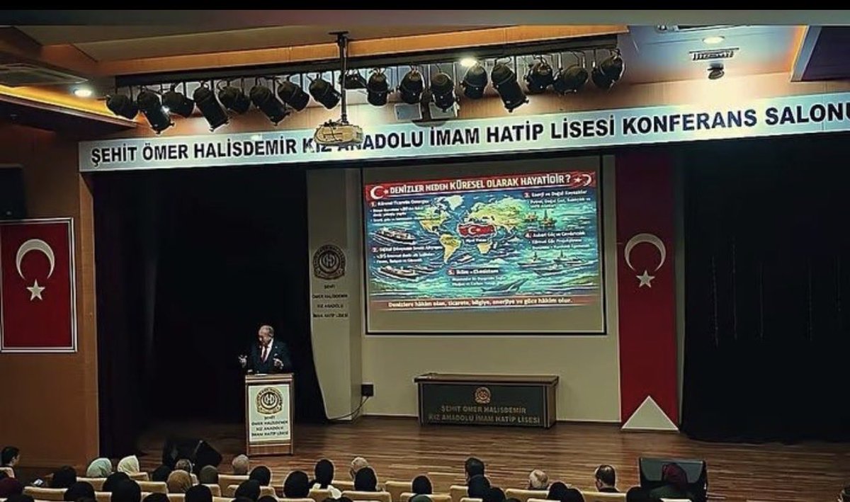turkdegs's tweet photo. 🔴 Cihat Yaycı, İstanbul Çekmeköy Şehit Ömer Halisdemir Kız Anadolu İmam Hatip Lisesinde, “Mavi Vatan ve Kıbrıs” konulu konferansı ile öğrenci ve öğretmenlerle buluştu. 

Yoğun katılımın olduğu programa, Adalet Eski Bakanı İsmail Müftüoğlu ve birçok davetli katılım gösterdi.

Mavi Vatan Kıbrıs’ı tarih ve stratejik yönleriyle anlatan Cihat Yaycı, “Kıbrıs adası çok önemli bir yerdedir. Hem Afrika’ya hem Ortadoğu’ya hem Süveyş Kanalı’na hem Avrupa’ya hâkim bir pozisyonda. 
Denize hâkim olan, cihana hâkim olur. Doğu Akdeniz’e hâkim olan, cihanın büyük kısmına hâkim olur. Kıbrıs adasına hâkim olan, Doğu Akdeniz’e hâkim olur, Doğu Akdeniz’e hâkim olan, cihana hâkim olur. Bu tarih boyunca hep böyle olmuştur. O yüzden de dünyada cihan devleti dediğimiz devletler Kıbrıs’ı her zaman elinde bulundurmuşlardır” diye konuştu.

https://t.co/XjMTG4eth1