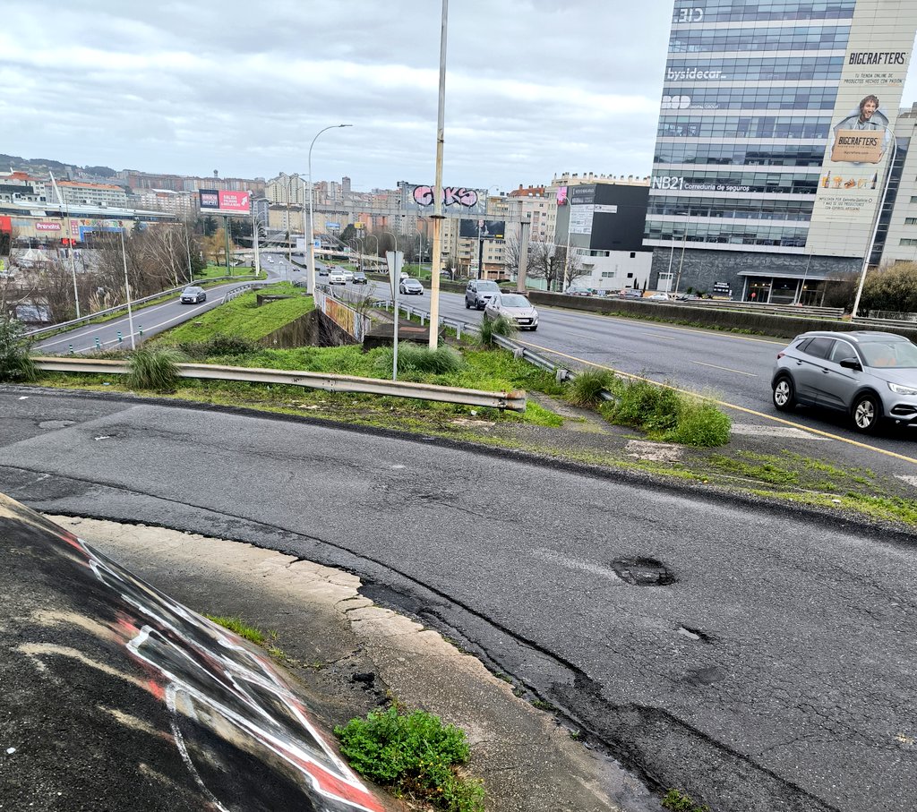 sector7_coruna's tweet image. ⚠️ ¿De verdad q a nadie se le ocurre arreglar este tramo? ¿Será posible que también haya que meterlo por registro?
@ConcelloCoruna @transportesgob
📌 Alfonso Molina, incorporación desde Avda García Sabell (altura Sindicatos/Seat).
#coruña #someso #recintoferial
