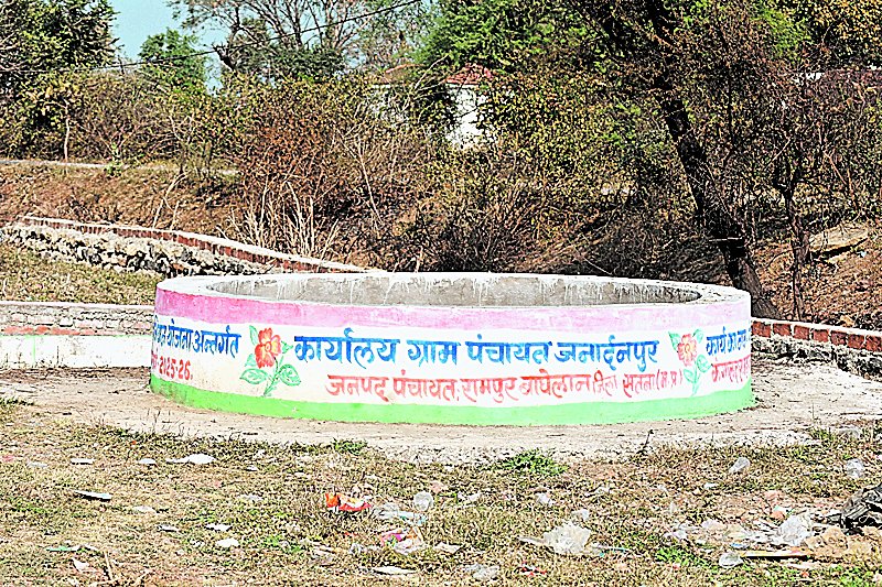 जनार्दनपुर में प्रस्तावित खनन लीज को लेकर किसानों का विरोध तेज, आश्रम भूमि, मवेशियों की मौत, मुआवजा नीति और सुरक्षा मानकों पर गंभीर सवाल।
और जानें: starsamachar.com/janardanpur-mi…

#Janardanpur #MiningControversy #FarmersProtest #SaveSacredLand #AshramProtection #MiningLease #RuralIndia