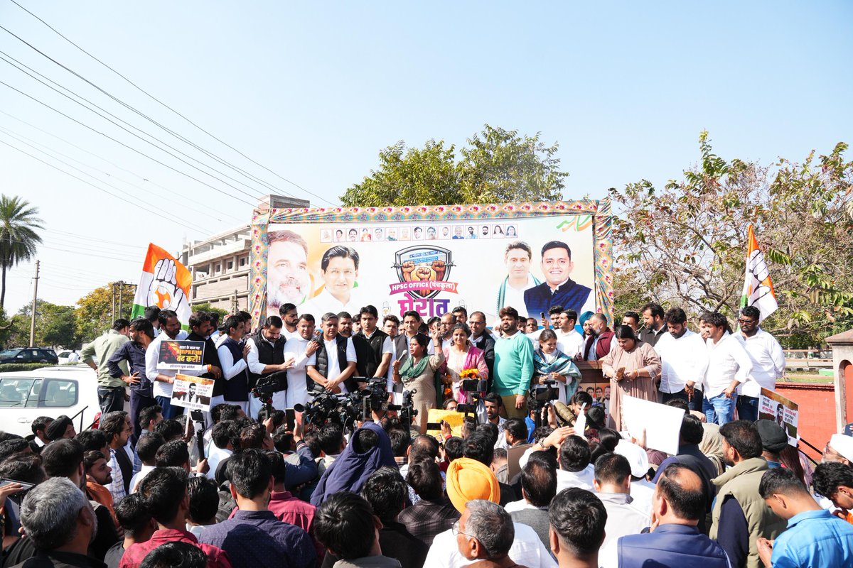 HPSC में भर्ती धांधली के खिलाफ📍पंचकूला में "HPSC ऑफिस घेराव" के पहले IYC अध्यक्ष <a href="/UdayBhanuIYC/">Uday Bhanu Chib</a> जी एवं लोकसभा सांसद <a href="/DeependerSHooda/">Deepender Singh Hooda</a> जी का हरियाणा युवा कांग्रेस कार्यकर्ताओं ने जोशीले स्वागत के साथ अभिनंदन किया!

हरियाणा के युवाओं के हक़ और पारदर्शी भर्ती प्रक्रिया की इस लड़ाई