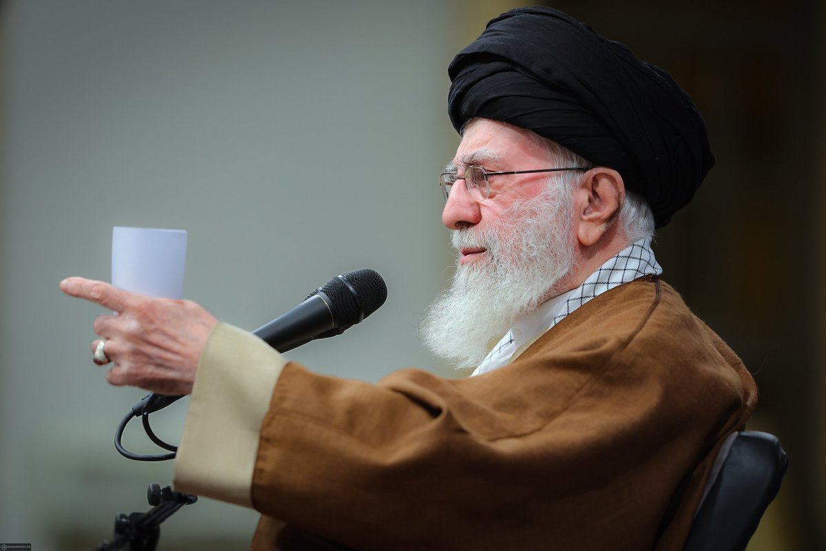 پاسخ رهبر معظم انقلاب به تهدیدهای رئیس‌جمهور آمریکا:
میگویدارتش ما قوی‌ترین ارتش دنیااست؛ قوی‌ترین ارتش دنیا ممکن است گاهی آن‌چنان سیلی بخورد که ازجا نتواند بلند شود/خطرناک‌تر از ناو، آن سلاحی است که می‌تواند آن را به قعر دریابفرستد/تو هم نخواهی توانست جمهوری اسلامی رااز بین ببری