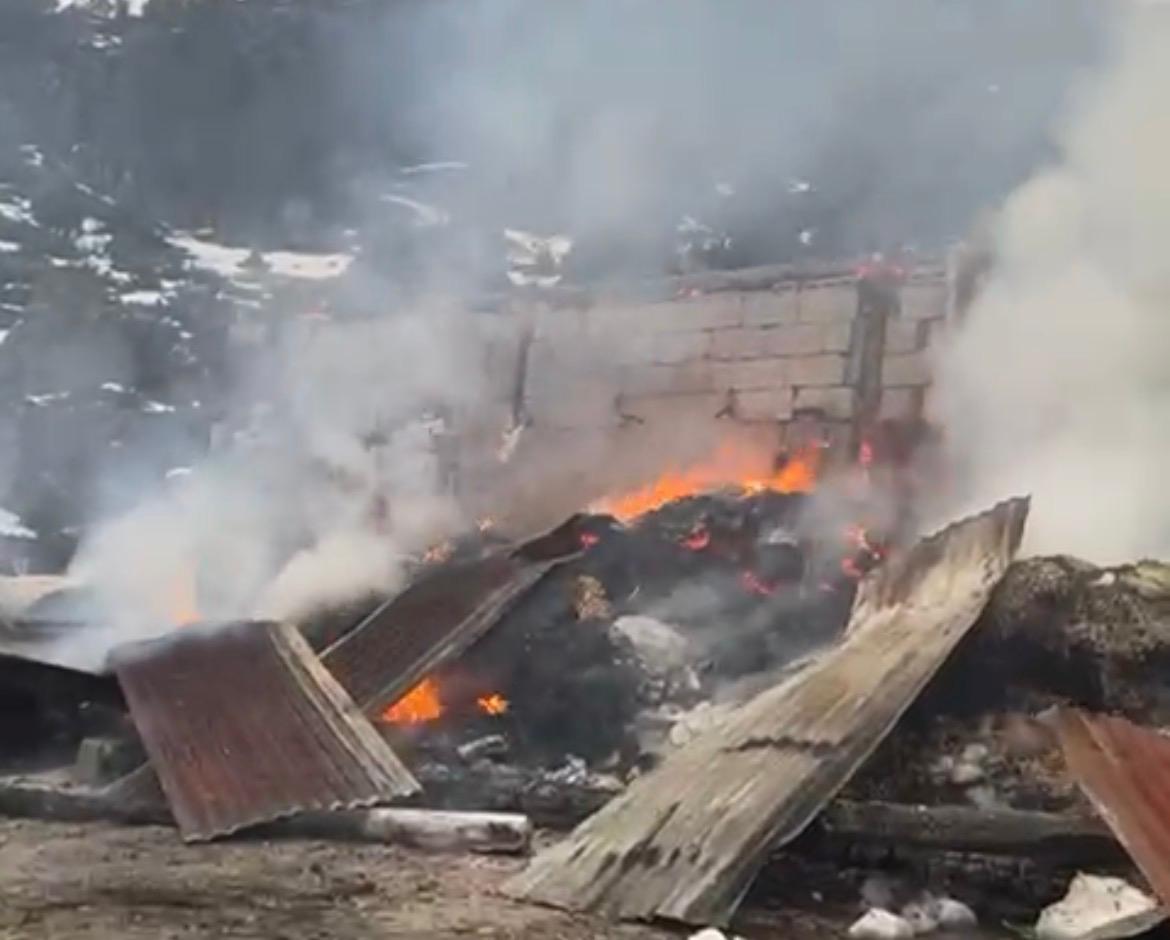 KAHRAMANMARAŞ’TA AHIR YANGINI  Kahramanmaraş’ın Onikişubat ilçesinde ahır yangını korkuttu. memleket46.com/kahramanmaras-…