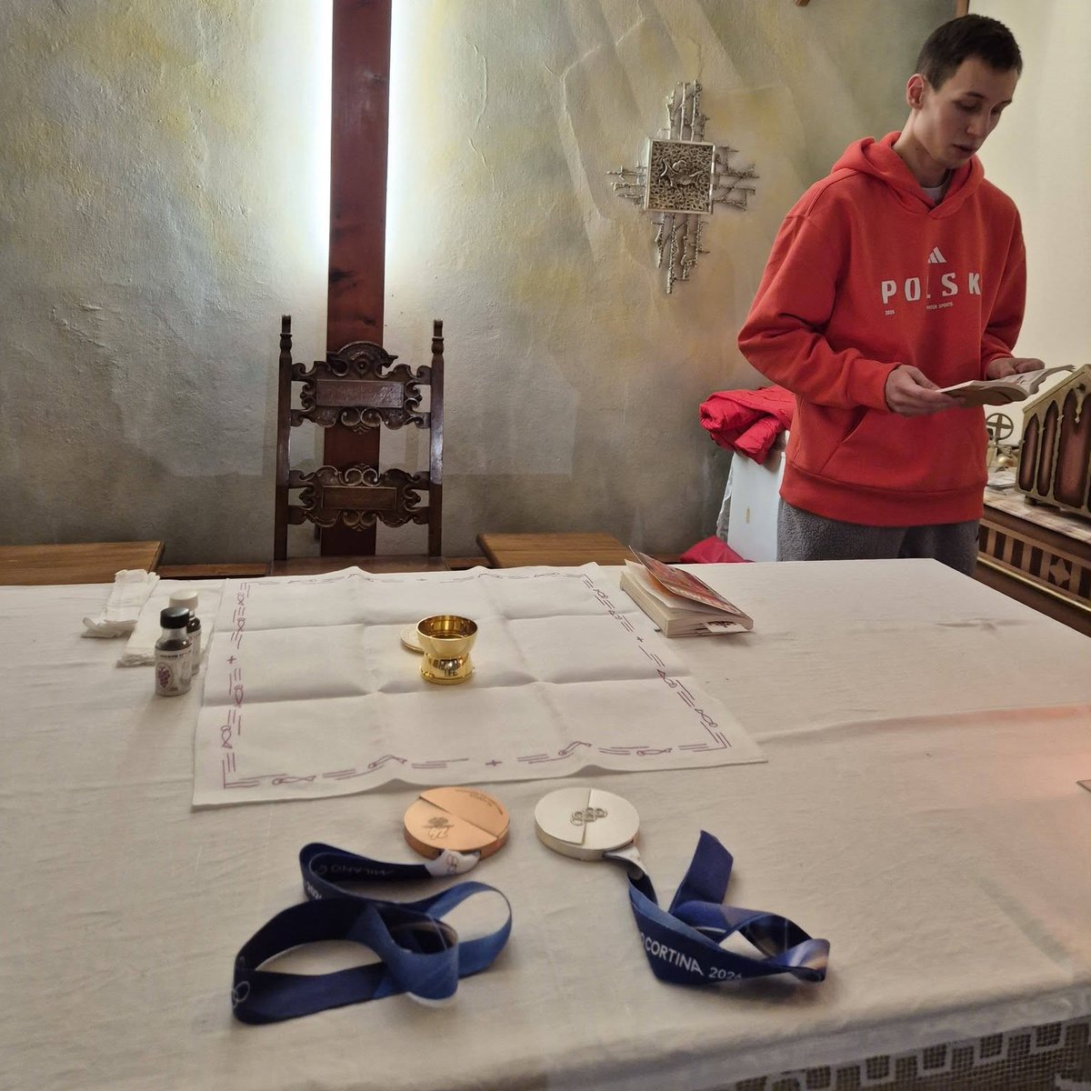 Olimpijski medal, flesze aparatów, gratulacje z całej Polski… a potem Eucharystia, podczas której dziękował Bogu za swój sukces.

Kacper Tomasiak pokazuje, że wiara nie musi być dodatkiem do sukcesu – może być jego fundamentem. Znak krzyża przed skokiem, służba przy ołtarzu,