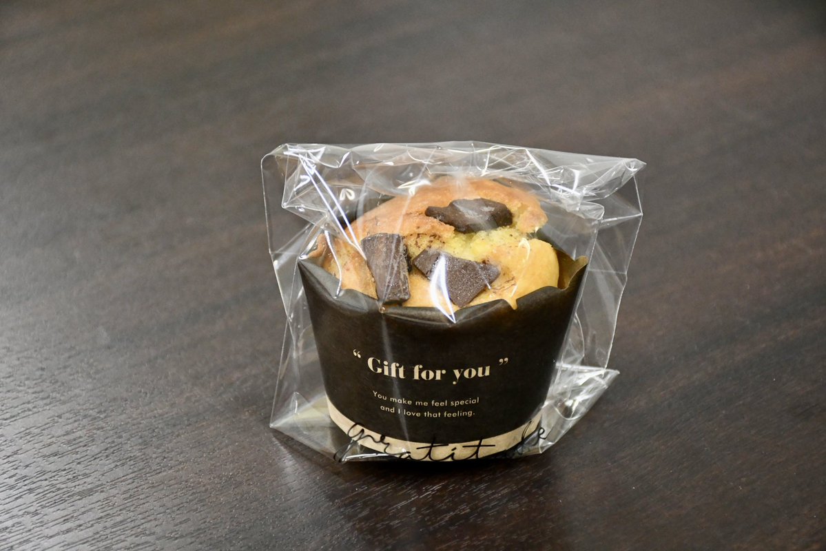 感激🤩男子学生から「逆チョコ」いただきました😳✨なんと、男子学生の手作りマフィン！🧁焼き色も完璧！
さりげなく渡す優しさまで...
スポーツや勉強だけでなく、お菓子作りまでこなすSSU男子。ポテンシャル高すぎ😂
癒やされました。ありがとう🙏
#静岡産業大学 #逆チョコ #スイーツ男子 #感謝