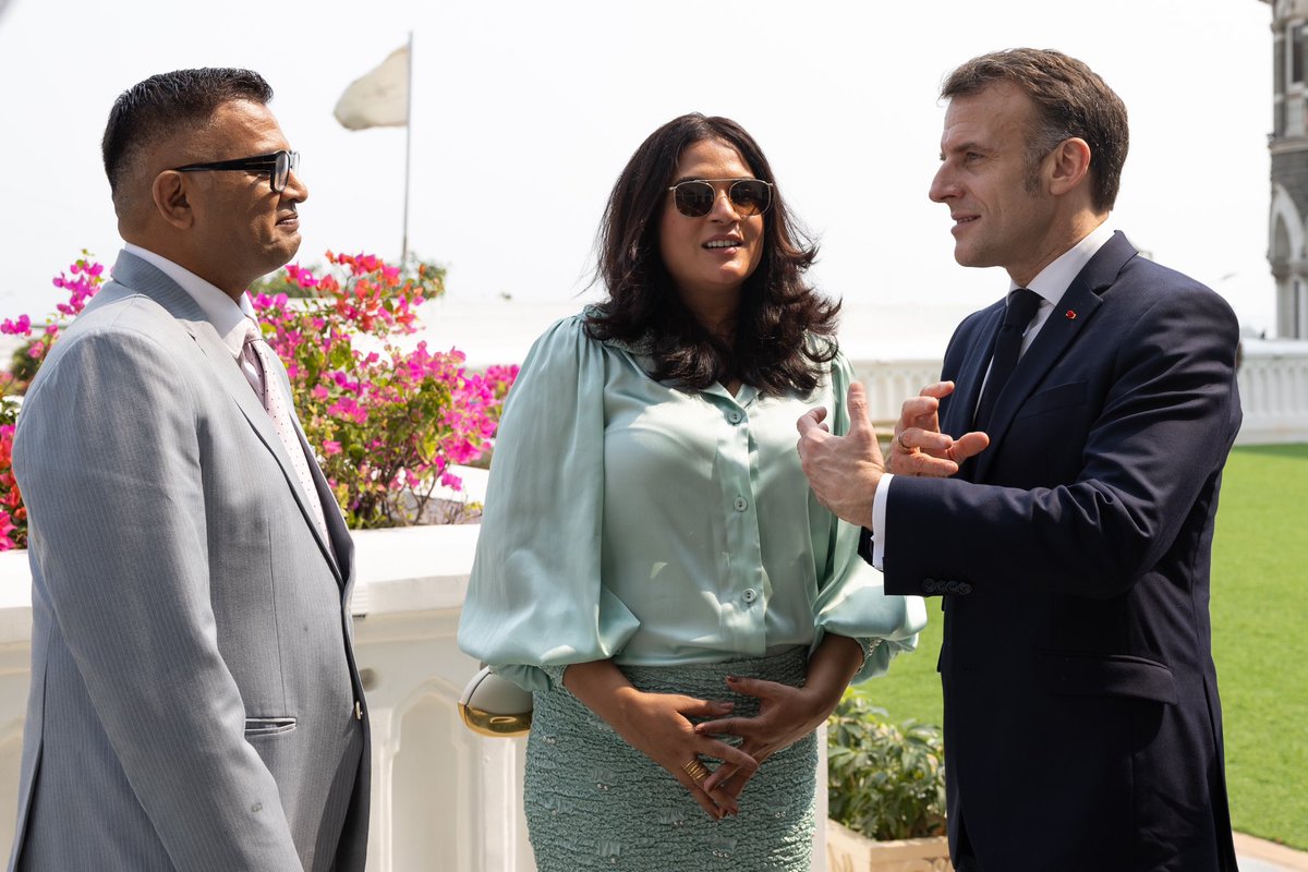EmmanuelMacron's tweet photo. Aux côtés de légendes du cinéma indien. 
La culture nous rassemble. https://t.co/EZqz2Ol3a4