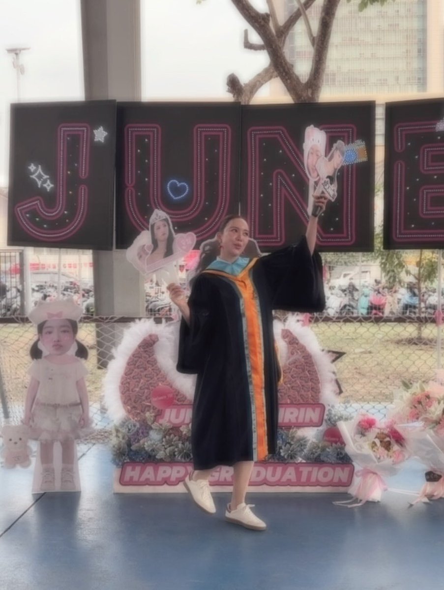 imapotatofries's tweet photo. More grad photos of Mommy June from her 💖
#JuneGraduationDay
#Junenannirin #จูนณัณณิริณ https://t.co/zLnIyku0jr
