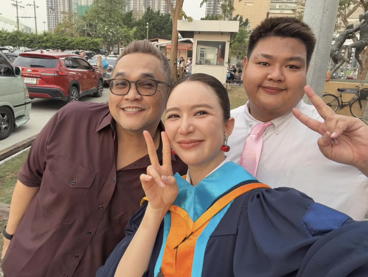 imapotatofries's tweet photo. More grad photos of Mommy June from her 💖
#JuneGraduationDay
#Junenannirin #จูนณัณณิริณ https://t.co/zLnIyku0jr