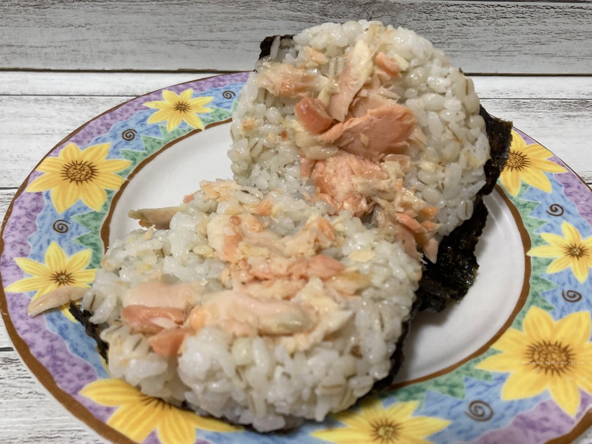 ローソンストア100デカ盛りチャレンジ第3弾
牛乳パックよりもでかい100ローらしいやんちゃなパン、こういうのほぼヤマザキだけどノリノリで作ってたら微笑ましいな

24時間やってる100均で神の存在だったの物価高に巻き込まれて今やおにぎりもローソンと変わらない価格帯になってきてるの厳しさ感じる