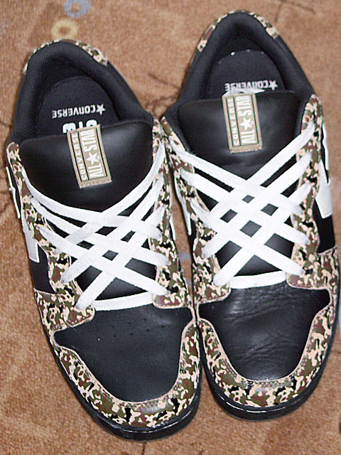 profshoelace's tweet image. Today's pic from the archives was contributed by Adz &amp;amp; Nat in Apr-2008. Black &amp;amp; camouflage Converse All-Stars laced with white “Lattice Lacing”.
#black #camouflage #converseallstar #converse #allstars #white #latticelacing #lattice
