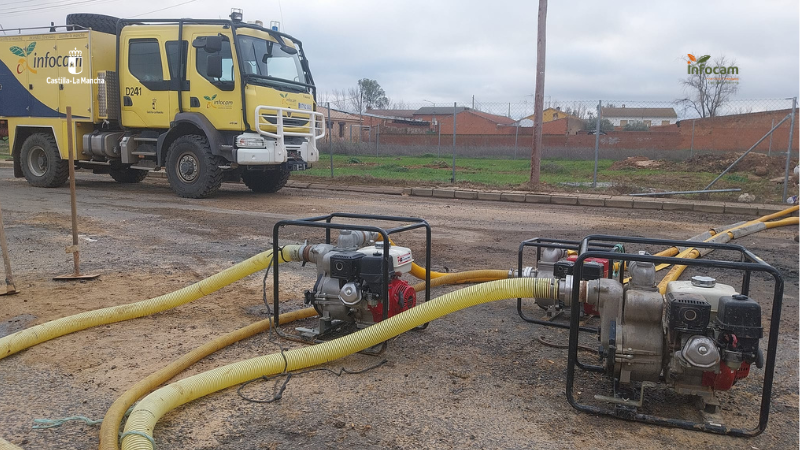 Plan_INFOCAM's tweet photo. Efectivos de #INFOCAM de @gobjccm continúan desplegados en #ElRobledo, #CiudadReal, colaborando con @112clm para retirar acumulaciones de agua y adecuación de accesos públicos.

Trabajando en la zona: 
🚒 2 medios terrestres 
👩‍🚒 10 efectivos entre #AAMM y #BBFF https://t.co/OtXIjug9UN