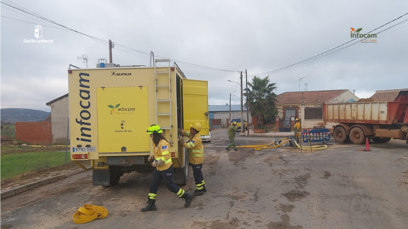 Plan_INFOCAM's tweet photo. Efectivos de #INFOCAM de @gobjccm continúan desplegados en #ElRobledo, #CiudadReal, colaborando con @112clm para retirar acumulaciones de agua y adecuación de accesos públicos.

Trabajando en la zona: 
🚒 2 medios terrestres 
👩‍🚒 10 efectivos entre #AAMM y #BBFF https://t.co/OtXIjug9UN