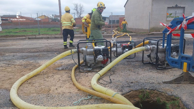 Plan_INFOCAM's tweet photo. Efectivos de #INFOCAM de @gobjccm continúan desplegados en #ElRobledo, #CiudadReal, colaborando con @112clm para retirar acumulaciones de agua y adecuación de accesos públicos.

Trabajando en la zona: 
🚒 2 medios terrestres 
👩‍🚒 10 efectivos entre #AAMM y #BBFF https://t.co/OtXIjug9UN