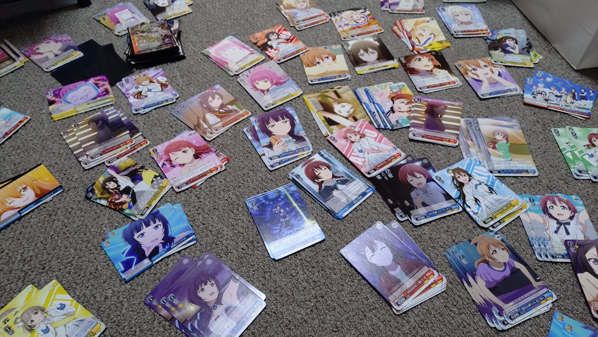 もらったヴァイスシュヴァルツのカードで虹ヶ咲デッキ組むかぁって整理