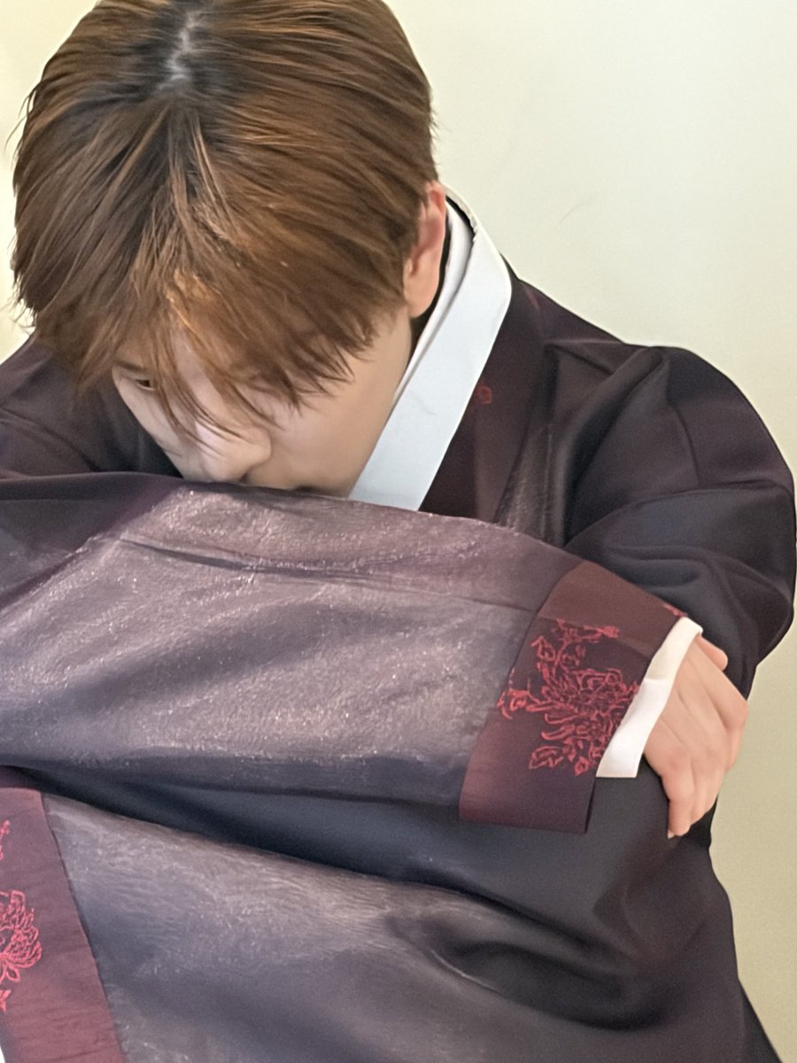 MORE SEUNGMIN HANBOK PICTURES 😭🤍