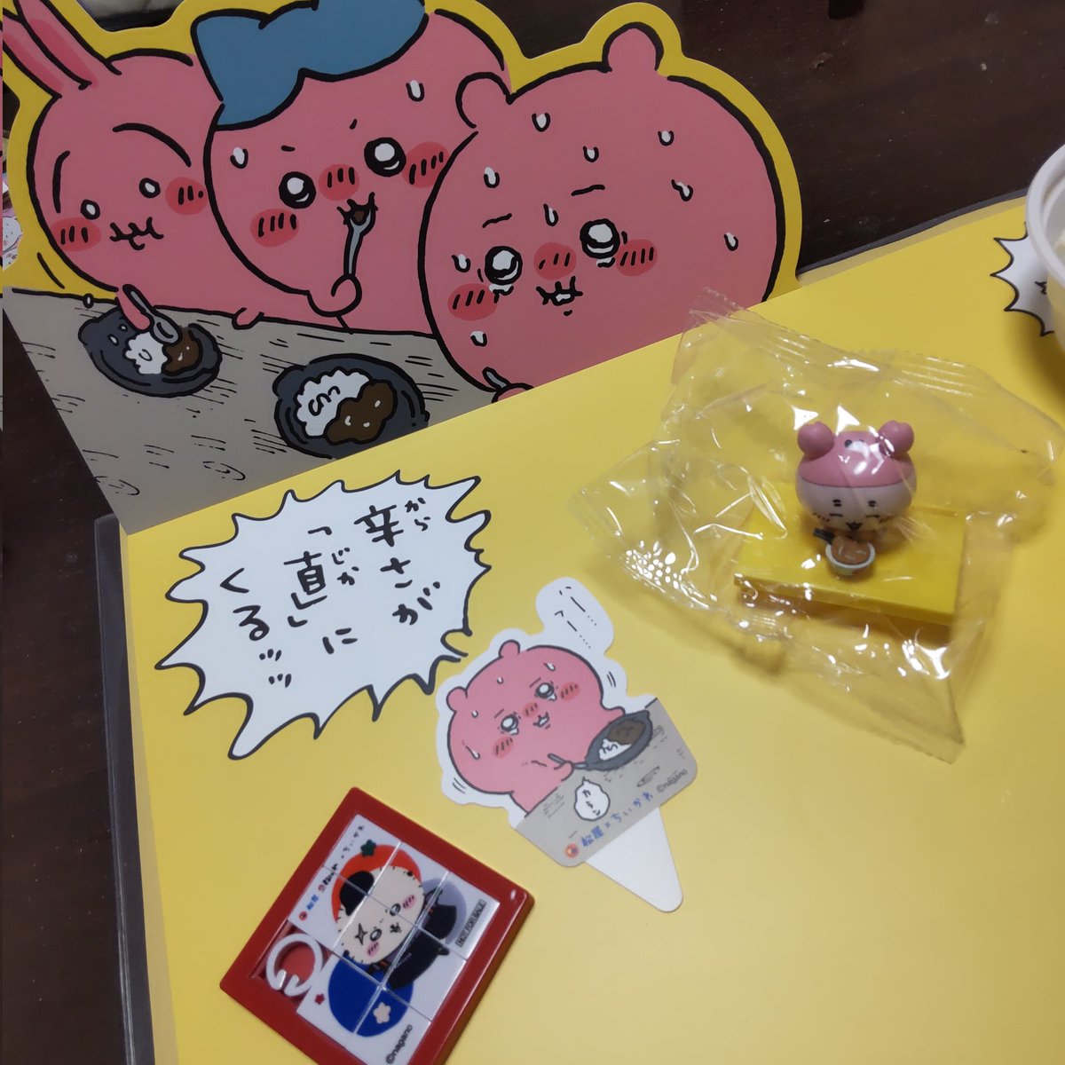カレーは甘口しか食べれないのにちいかわ鬼辛カレーチャレンジ👹
お子様牛めしにちょっとずつ付けて、さらにチーズとマヨ、ドリンクは豆乳でなんとか食べれた💦
ハー…フー…🥵
そのまんまでは絶対無理！
シートが丈夫な素材なので丸められず、持ち帰りにとてもかさばったです。
ピンクが多い食後