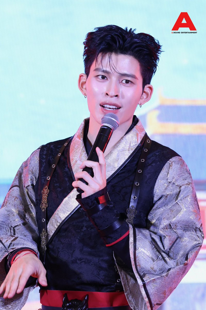 around_ent's tweet image. “ปอนด์ ณราวิชญ์” ในงาน THE MALL LIFESTORE JOY LUCK LOVE CHINESE NEW YEAR 2026 “มะเมียทะยานไกล…ม้าไฟมหาเฮง” 

POND CNY AT THE MALL BANGKAE
#PondxCNYtheMallBangkae
#ppnaravit #ปอนด์ณราวิชญ์ 
#TheMallLifestoreJoyLuckLove2026 
#ChineseNewYear2026