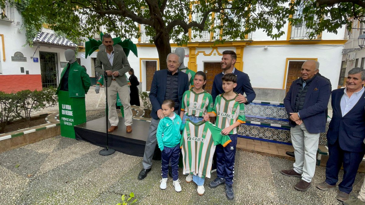 InformaBetisWeb's tweet photo. Nueva camiseta Forever Green #RealBetis 

🎥 @AlexisHalcon @falicamposs https://t.co/Ap6uLWL99H