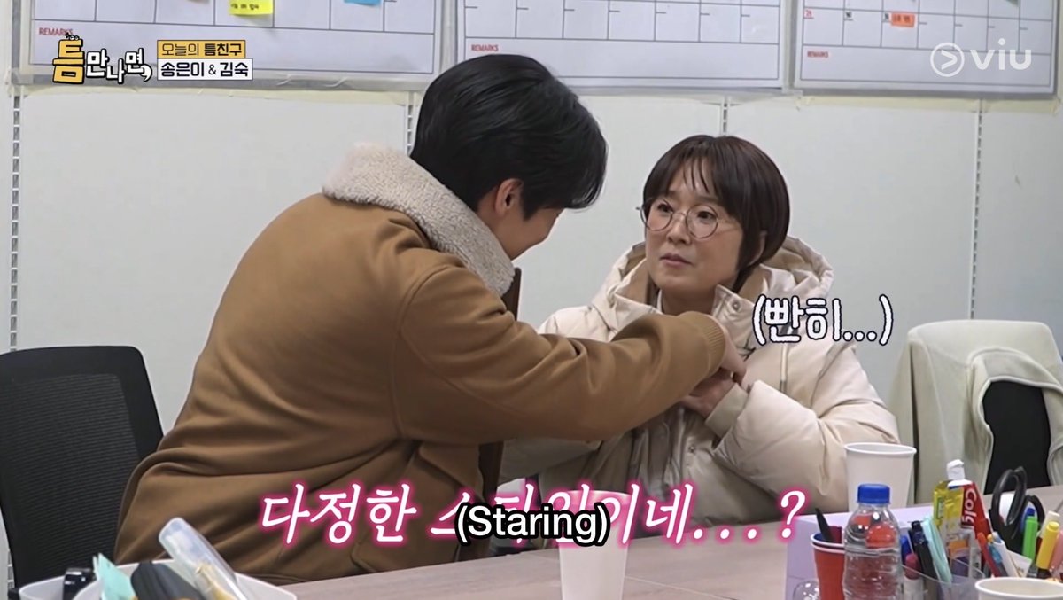 myysyoo_'s tweet photo. #YooYeonSeok who is always attentive to everything and everyone around him noticed #SongEunI struggling to fix her mic so he voluntarily helped her right away. ☺️
“You’re the sweet type”, falling in love with Yeonseokie right away. 🤍
#유연석 #WheneverPossible #틈만나면 https://t.co/z0sHpc03Kb